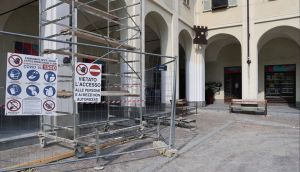 Ivrea, inizia dai pilastri la riqualificazione dei portici di piazza Ottinetti