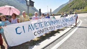 Il Comitato Fadalto contro l’ampliamento di cave e autostrada: «Ci avete rovinato la valle»