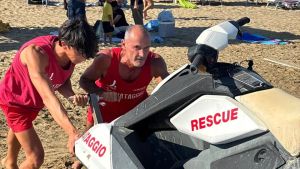 Si tuffano dal pontile e rischiano di annegare: ragazzi salvati da due bagnini