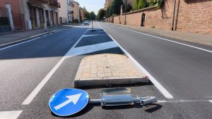 Pavia, schianto sull’isola salvapedoni: era stata appena installata