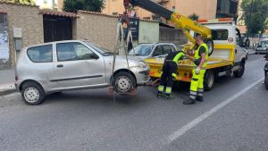 Legnano, auto abbandonate e rifiuti in viale Cadorna: altra denuncia dei residenti