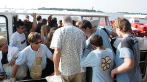 Prende a pugni il marinaio alla guida del vaporetto: fermato un tifoso