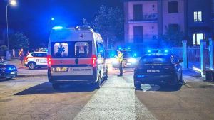 Travolto e ucciso nella notte, il conducente dell’auto fugge senza prestare soccorso. La vittima aveva 33 anni