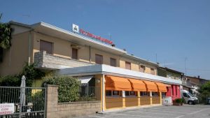 «Paga la parrocchia», ma è una truffa: finti preti raggirano commercianti e locali