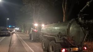 Le mucche salvate dal fuoco e la notte degli sfollati a difesa di Pissebus: «Non potevamo lasciare la casa di una vita»