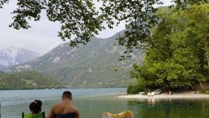 Incendi in Carnia, il Canadair pesca l’acqua nel lago tra turisti e fotografi amatoriali