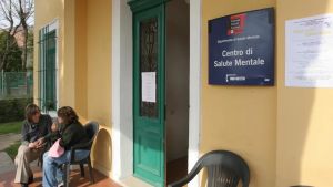 Va a trovare la fidanzata ricoverata per problemi di salute mentale contro il parere dei medici, arrestato per stalking