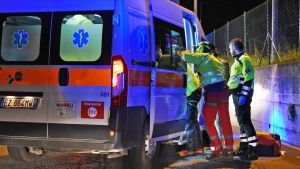 Gira nuda sul lungomare, poi aggredisce carabinieri e sanitari del 118