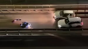 Milano, incidente sul cavalcavia Bacula: si schianta con lo scooter rubato. Due auto rallentano ma lo aggirano