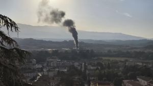 Il boato e una colonna di fumo nero: esplode una cisterna, incendio allo stabilimento Sims di Reggello