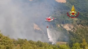 Pauroso incendio a Civitella. Al lavoro due mezzi aerei e 35 unità dei vigili del fuoco. In volo anche i droni