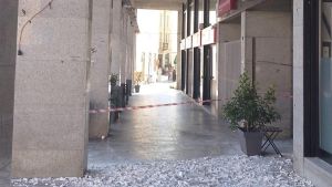 Monza, paura nel centro storico: plafoniera crolla da un palazzo. “Come un’esplosione”