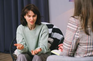 Un traumatisme peut déclencher une psychose, et la thérapie par la parole peut aider à traiter les deux