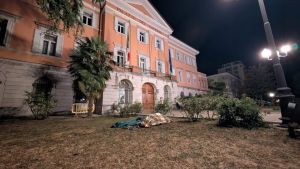 I bivacchi arrivano in centro a Gorizia: migranti all’addiaccio davanti alla Prefettura