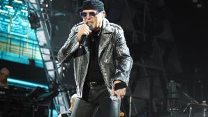 Vasco Rossi, un fan lo attacca sui social: “Perché hai fatto l’infame?”. La replica: “Storia falsa, è diffamazione e ti denuncio”. Cosa è successo