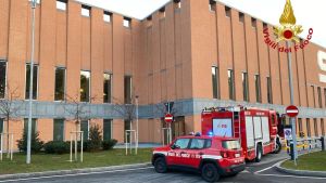 Fumo e odore di bruciato, Esselunga evacuata a Saronno: vigili del fuoco in azione