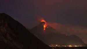 Incendi in Friuli, bruciati 500 ettari di boschi: migliora la qualità dell’aria, attesa per i temporali. Tutti gli aggiornamenti