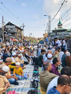 Hundreds offer traditional ‘Khoja Digar’ at Naqshband Sahab shrine