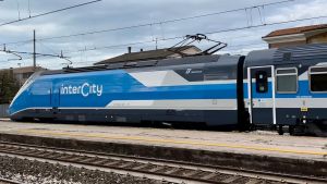Investimento sui binari lungo la linea Bologna-Ancona: treni in ritardo fino a 90 minuti