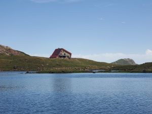 « La recherche de fraîcheur menace les lacs de haute montagne » : le Parc national des Pyrénées justifie son interdiction de baignade malgré la chaleur
