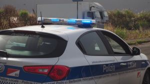 Sorpassa un gruppo di ciclisti, poi la lite e l’aggressione: automobilista denunciato