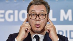 „Vučićeva bizarna predstava“: Predsednikovo „pranje“ automobila propratili i regionalni mediji