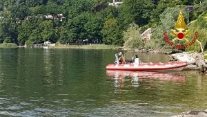 Ispra, pensionato di 67 anni stroncato da un malore mentre sta nuotando nel Lago Maggiore /