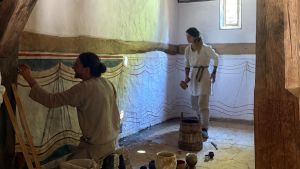 Bunte Kirchenwände wie im frühen Mittelalter: Kalkfresken enstehen auf dem Campus Galli