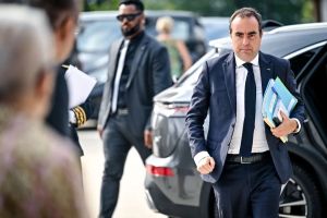 Incendie en Gironde : Sébastien Lecornu, hué à son arrivée, annonce une aide de 12 millions d’euros sans faire de mea culpa