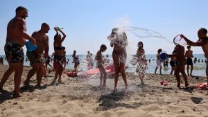 Così il caldo eccezionale ha cambiato le vacanze: spiagge poco affollate nelle ore centrali, arrivi giornalieri, boom della montagna