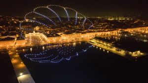 La luce di mille droni sul mare di piazza Unità a Trieste, lo show dedicato all'estate