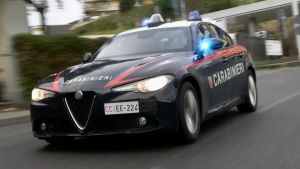 «Lite in famiglia», ma è un gioco erotico finito male: i carabinieri arrivano e vengono malmenati