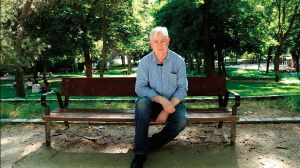 Entrevista a Jonathan Coe: “La sátira es más fácil que nunca: ya no hace falta inventar nada, solo cortar y pegar”