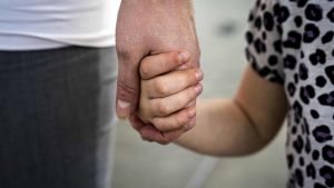 Far tiltalt for at bortføre sine egne døtre: - Det eneste, jeg ønsker, er, at pi...