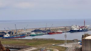 Cinco barcos copan el principal muelle de la ampliación del Puerto de Gijón