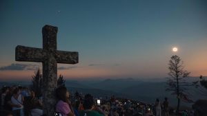 El día que pusimos el Sol en nuestras manos: el eclipse en Asturias, narrado por el escritor Ricardo Menéndez Salmón y el científico Alberto Fernández