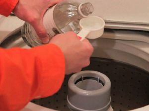 Пералнята мирише и трупа мръсотия? Не правете тази популярна грешка с оцета