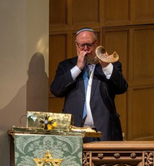 A rabbi and a shofar walk into a church…