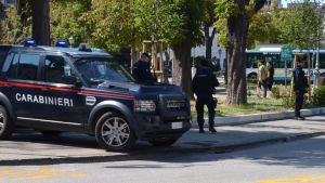 Rapina un passante a bottigliate in piazza Libertà a Trieste, arrestato un minorenne