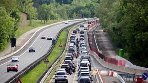 Statale 36 da bollino nero: quasi 150mila auto in transito. L’esodo è ordinato (ma non è ancora finita)