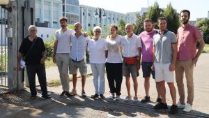 Il prof Franco Manni (costretto alla pensione) rifiuta di rimanere a riposo. E gli ex studenti per sostenerlo inscenano “L’attimo Fuggente”
