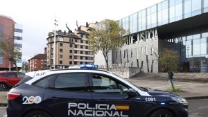 El hombre que apuñaló a su expareja en plena calle en Gijón la atacó antes de que entrara a trabajar