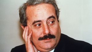 Sì, Falcone lavorò per lo stato