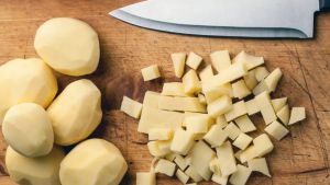 How to stop potatoes from turning black after cutting: Try this simple kitchen trick