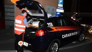 Va fuori strada di notte. Positivo all’alcol test: tre volte oltre il limite