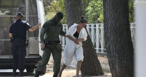 FOTO Ovo je Poljakinja uhićena zbog podmetanja požara: Doveli je u lisicama, bila je bosa