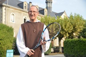 Gens d’ici : les sessions « tennis et prière » du frère Pierre à Nay