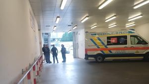 “L’arrestato non poteva scappare”. Spari al pronto soccorso, agente indagato per tentato omicidio: i filmati e la dinamica