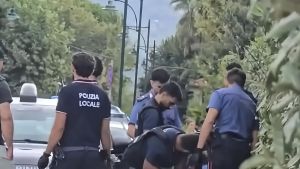 Paura nella spiaggia dei vip: violenti e ubriachi seminano il panico, bloccati in strada
