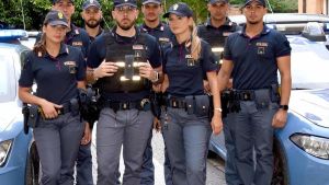 In strada con le volanti. Pattuglie in azione. Zona Gad al setaccio. Controlli in Darsena
